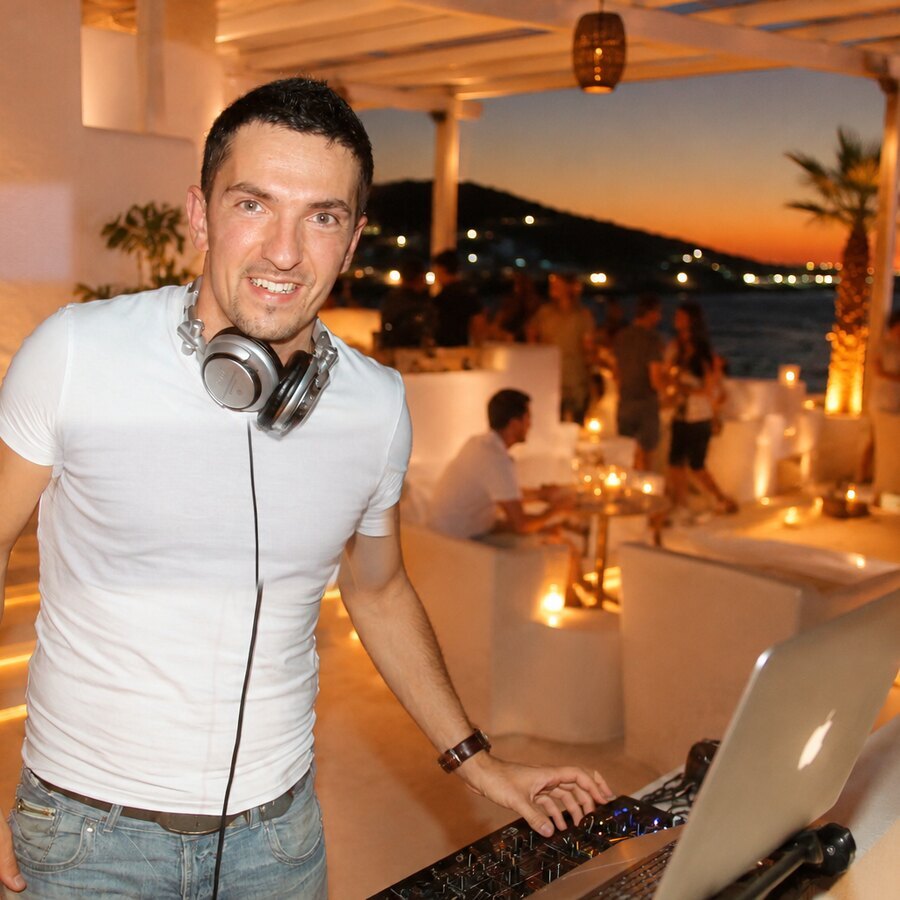 DEEP UNIT στα decks ενός beach club στη Μύκονο, ηλιοβασίλεμα