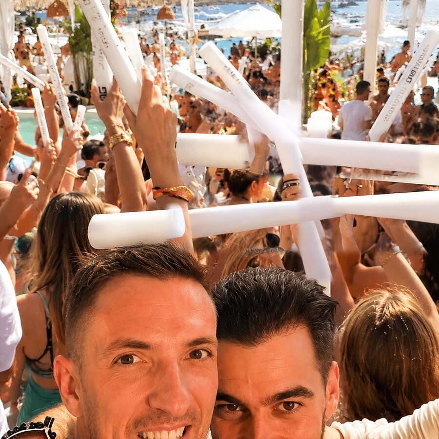 Πλήθος σε βραδιά club στη Μύκονο, χέρια ψηλά